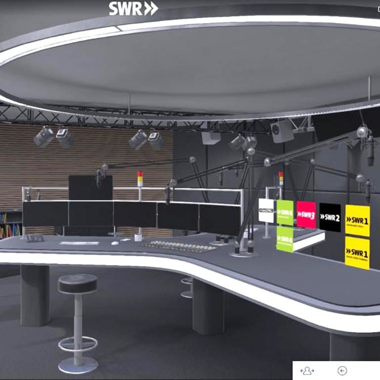 Zu sehen ist ein virtuelles Studio mit einem große Moderationspult im Vordergrund und mehreren Monitoren im Hintergrund. Mit SWR Virtuell in die Welt des SWR eintauchen, die Grenzen zwischen digitalem und realem Erlebnis verschmelzen. (Foto: SWR)