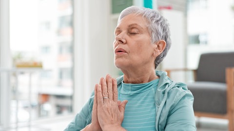 Frau atmet beim Yoga (Foto: IMAGO, IMAGO / Zoonar II) Frau atmet beim Yoga