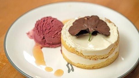 Fichtenspitzen-Tiramisu mit Holunderbeereneis und „Wiesen-After Eight“ (Foto: SWR, Melanie Grande) Fichtenspitzen-Tiramisu mit Holunderbeereneis und „Wiesen-After Eight“