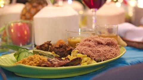 Tamilische gebratene Garnelen mit Nudeln aus rotem Reismehl, dazu Pol-Sambal und Kokosnuss-Chutney (Foto: WDR) Tamilische gebratene Garnelen mit Nudeln aus rotem Reismehl, dazu Pol-Sambal und Kokosnuss-Chutney