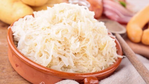 Eine Schale mit Sauerkraut (Foto: IMAGO, Imago) Eine Schale mit Sauerkraut