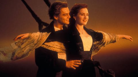 Im Film "Titanic" mit Kate Winslet und Leonardo DiCaprio gibt es viele Gänsehautmomente, nicht zuletzt hervorgerufen durch den geschickten Einsatz von Musik. (Foto: imago images, imago/United Archives)