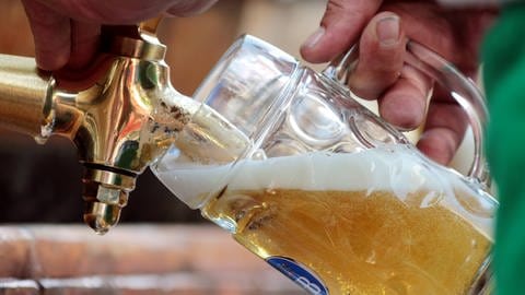 Erfrischend: frisch gezapftes Bier (Foto: imago images, imago/Ralph Peters)