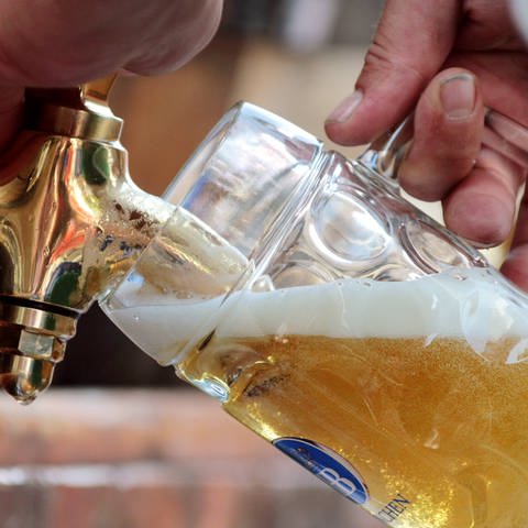 Erfrischend: frisch gezapftes Bier (Foto: imago images, imago/Ralph Peters)