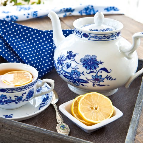 Teekannen sind bauchiger als Kaffeekannen (Foto: imago images, imago/CHROMORANGE)