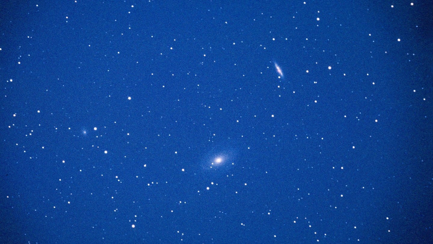 Diffuser Nebel M 8 und Irregulaere Galaxie M 82 (NGC 3034) im Sternenbild Großer Baer (Foto: IMAGO, imago images / blickwinkel)