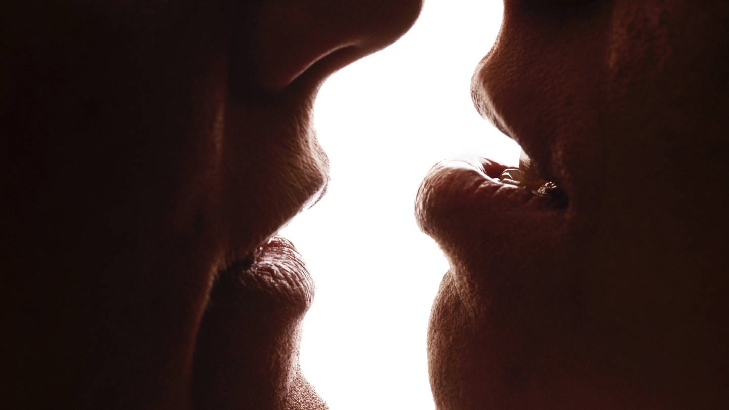 Die Entstehung des Kusses konnte die Wissenschaft noch nicht entschlüsseln (Foto: IMAGO, imago images / blickwinkel)