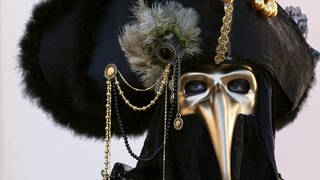 Karneval: Maskenträger mit einer Pest-Maske (Foto: imago images, imago/imagebroker)