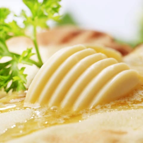 Ein Stück Butter schmilzt: Butter bei die Fische (Foto: IMAGO, imago/CTK Photo)