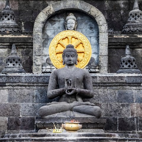 Buddha an einem indonesischen Kloster. Um Buddhist zu werden, bekannt man sich zu Buddha, zum Dharma und zum Sangha. (Foto: IMAGO, imago images/Design Pics)