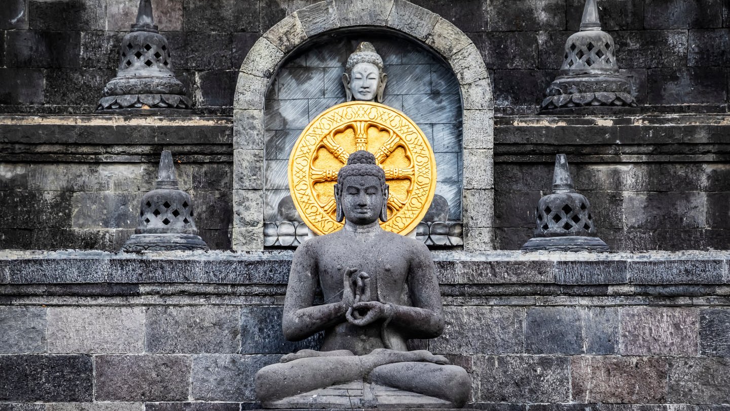 Buddha an einem indonesischen Kloster. Um Buddhist zu werden, bekannt man sich zu Buddha, zum Dharma und zum Sangha. (Foto: IMAGO, imago images/Design Pics)