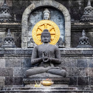 Buddha an einem indonesischen Kloster. Um Buddhist zu werden, bekannt man sich zu Buddha, zum Dharma und zum Sangha. (Foto: imago images, imago images/Design Pics)