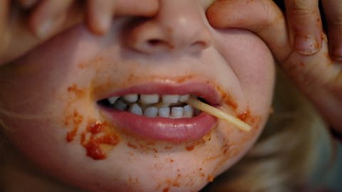 Spaghetti sind lecker - aber sie hinterlassen beim Essen Spuren (Foto: imago images, imago stock&people)