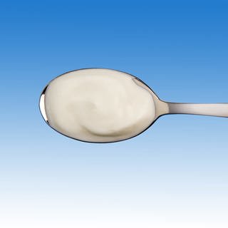 Joghurt auf Löffel: Probiotische Lebensmittel können die Therapie von Patienten mit Darmproblemen unterstützen (Foto: picture-alliance / Reportdienste, CHROMORANGE / Barbara Kraske)