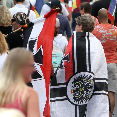 In der Diskussion: Die  Reichskriegsflagge (Foto: IMAGO, Ralph Peters)