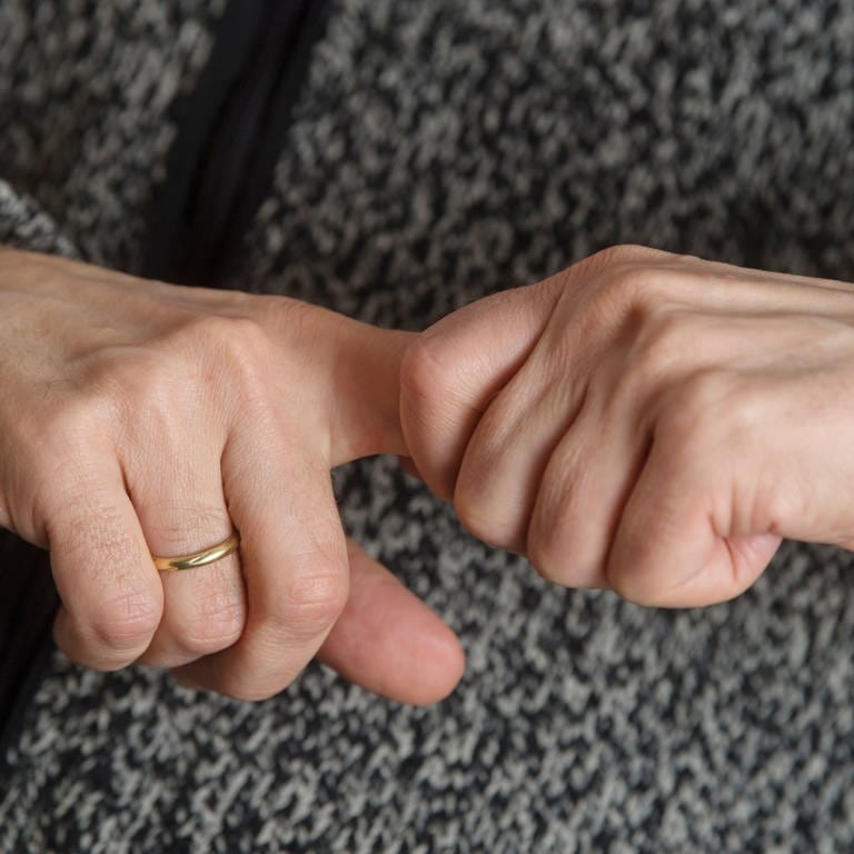 Fingerknacken ist nicht allzu gut für die Gelenke (Foto: dpa Bildfunk, picture alliance / Marijan Murat/dpa)