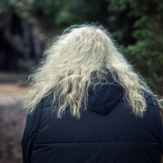 Graue Locken: Die Struktur der Haare kann sich im Lauf des Lebens verändern (Foto: picture-alliance / Reportdienste, picture alliance | CHROMORANGE / Ruth Roeder)
