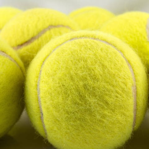Gelbe Tennisbälle: Der Tennisball ist in seiner heutigen Form 1880 in England entstanden. Damals wurde noch viel auf sandigem Untergrund gespielt und der Filzüberzug schützte das Gummi vor Abrieb.  (Foto: imago images, imago images / Panthermedia)