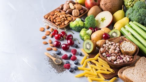 Gesunde Lebensmittel mit vielen Ballaststoffen (Foto: IMAGO, imago images/aamulya)