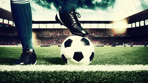Fußballer steht mit Ball an der Linie des Spielfeldes, nur die Füße sind zu sehen (Foto: picture-alliance / Reportdienste, picture alliance / Zoonar | Waldemar Thaut)