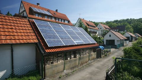 Wohnhaus mit Solarzellen auf dem Dach in Ehningen  (Foto: imago images, IMAGO / Arnulf Hettrich)
