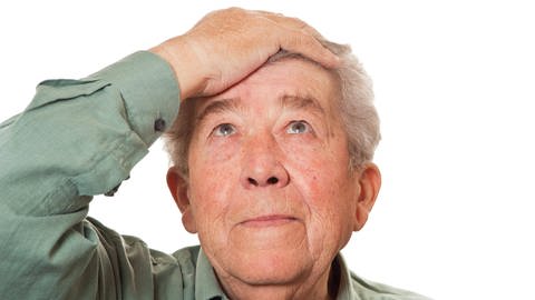 Ein Mann fasst sich an den Kopf: Eine gewisse Vergesslichkeit ist für uns alle normal. Typisch für Alzheimer ist zu Beginn ein starkes Nachlassen des Kurzzeitgedächtnisses (Foto: IMAGO, IMAGO / Panthermedia)