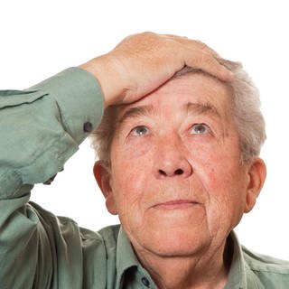 Ein Mann fasst sich an den Kopf: Eine gewisse Vergesslichkeit ist für uns alle normal. Typisch für Alzheimer ist zu Beginn ein starkes Nachlassen des Kurzzeitgedächtnisses (Foto: imago images, IMAGO / Panthermedia)