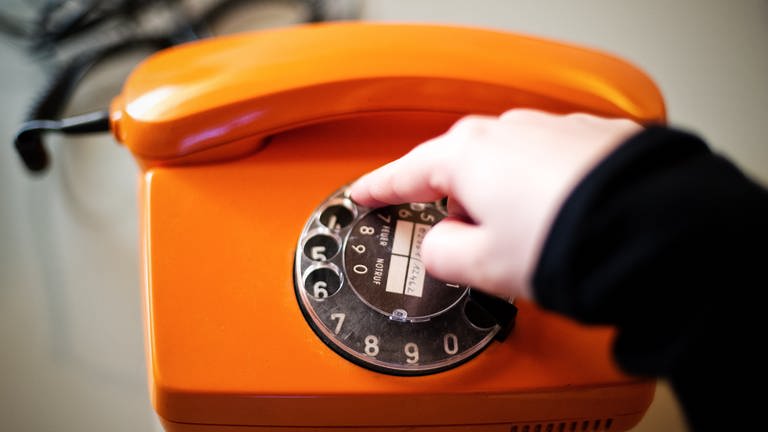 Wählscheibe eines älteren Telefons: Eine fünfstellige Telefonnummer können wir uns normalerweise für ein paar Sekunden merken (Foto: dpa Bildfunk, picture alliance / Jan-Philipp Strobel/dpa | Jan-Philipp Strobel)
