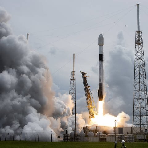 Eine SpaceX Falcon 9-Rakete startet am 30. Juni 2021 vom Komplex 40 der Cape Canaveral Space Force Station, Florida. Transporter 2 besteht aus 88 Satelliten für kommerzielle, militärische und staatliche Zwecke.  (Foto: imago images, IMAGO / UPI Photo)
