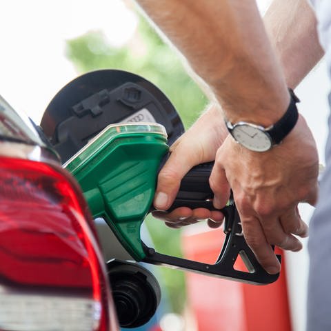 Ein Mann betankt an einer Tankstelle sein Auto (Foto: picture-alliance / Reportdienste, Ein Mann betankt an einer Tankstelle sein Auto: Sowohl Benzin – also Otto-Kraftstoff – als auch Diesel werden aus Rohöl gewonnen. Öl besteht chemisch gesehen aus Kohlenwasserstoffen. Diesel ist dichter und schwerer als Benzin.)
