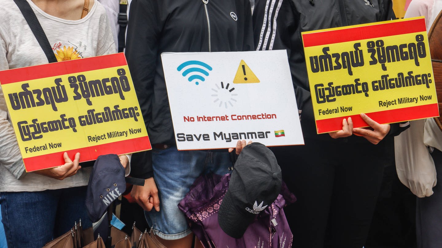 Anti-Militärputsch-Demonstranten halten während des Protestes am 4. Mai 2021 Plakate mit der Aufschrift „Keine Internetverbindung“. Eine riesige Menschenmenge ging auf die Straßen von Nankham in Myanmar, um gegen den Militärputsch zu protestieren und forderte die Freilassung von Aung San Suu Kyi. (Foto: IMAGO, IMAGO / ZUMA Wire)