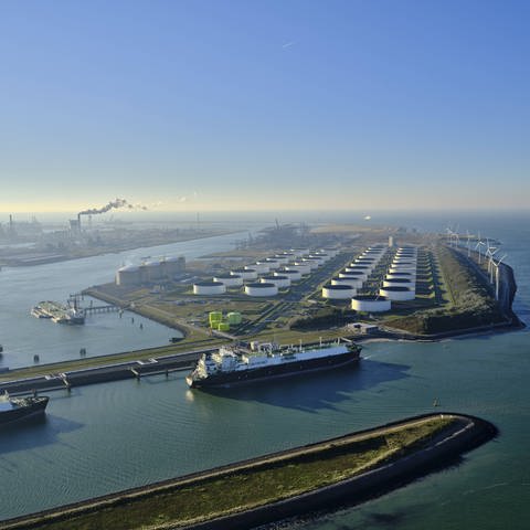Blick auf das Importterminal für verflüssigtes Erdgas. Mehrere LNG-Schiffe liegen in Rotterdam  Niederlande vor Anker. LNG ist verflüssigtes Erdgas. (Foto: imago images, IMAGO / ANP)