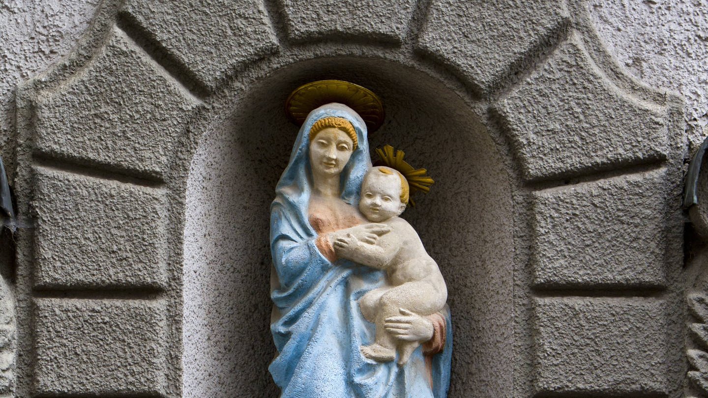 Marienstatue in Bayern: Maria wurde nicht nur in Kirchen und Kapellen verehrt, sondern in Millionen von Häusern, Höfen und Hüttchen. Dort stellte man kleine Marienstatuen aus Holz auf, um private Andachten abzuhalten. Diese Figürchen nannte man liebevoll mit verkleinernden Marien-Kosenamen wie 