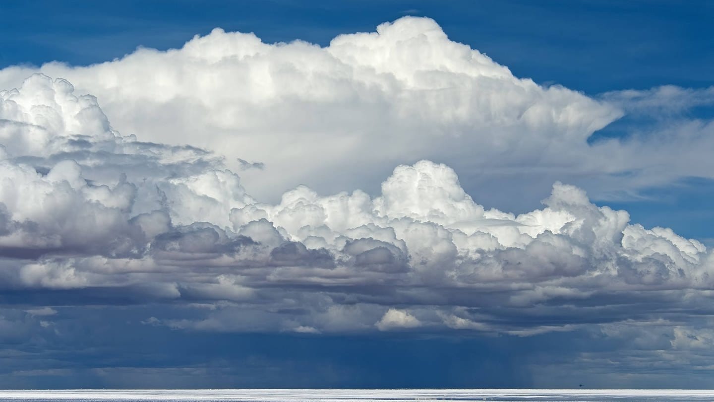 Wolkenformation über dem Salar de Uyuni / Bolivien (Foto: IMAGO, imago images / imagebroker)