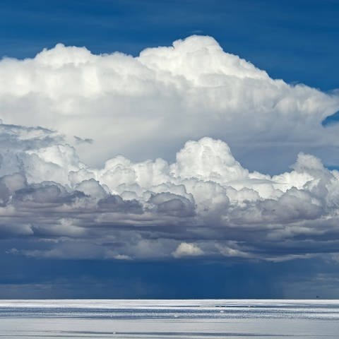 Wolkenformation über dem Salar de Uyuni  Bolivien (Foto: IMAGO, imago images / imagebroker)