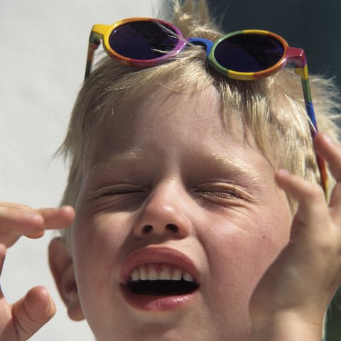 Manche Menschen müssen niesen, wenn sie in die Sonne schauen (Foto: IMAGO, imago images / F. Berger)