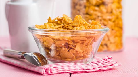 Cornflakes enthalten nichta allzu viele Nährstoffe, aber doch mehr als Pappe (Foto: IMAGO, imago images / Panthermedia)