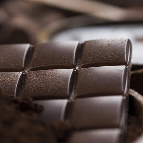 Dunkle Schokolade: In Maßen genossen kann sie den Blutdruck senken und beim Lernen helfen (Foto: IMAGO, imago images / Panthermedia)