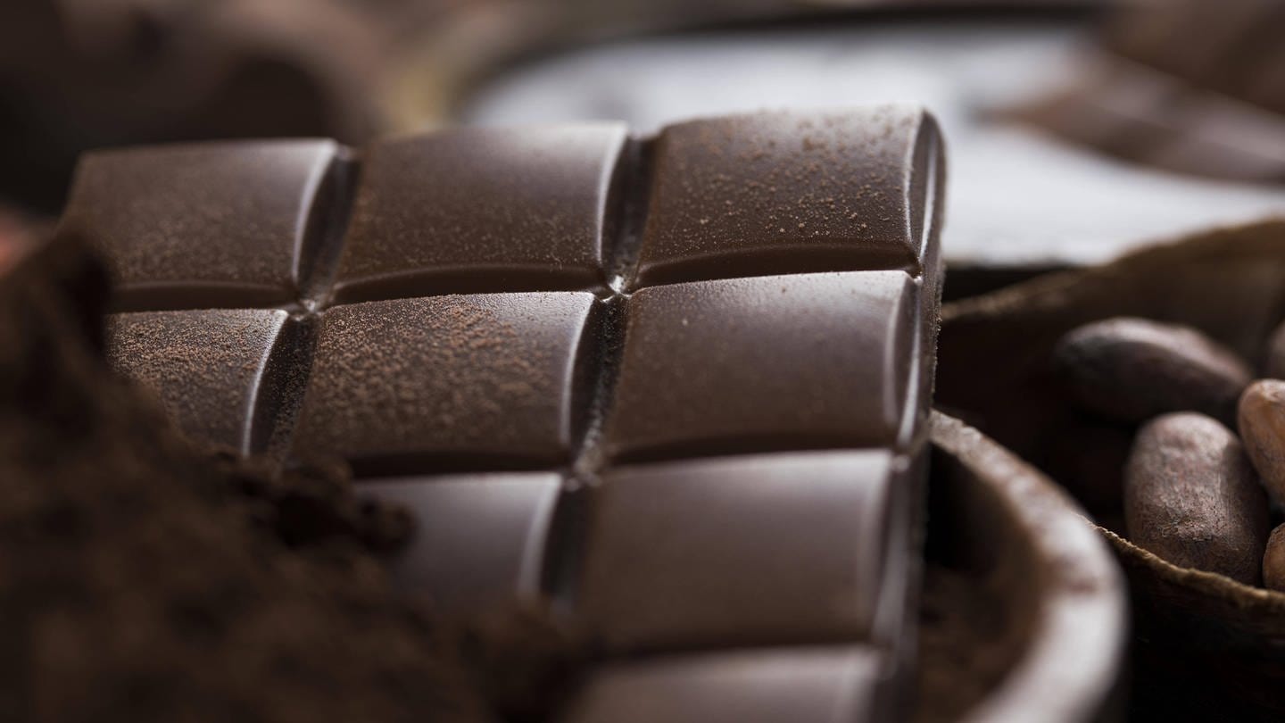 Dunkle Schokolade: In Maßen genossen kann sie den Blutdruck senken und beim Lernen helfen (Foto: IMAGO, imago images / Panthermedia)