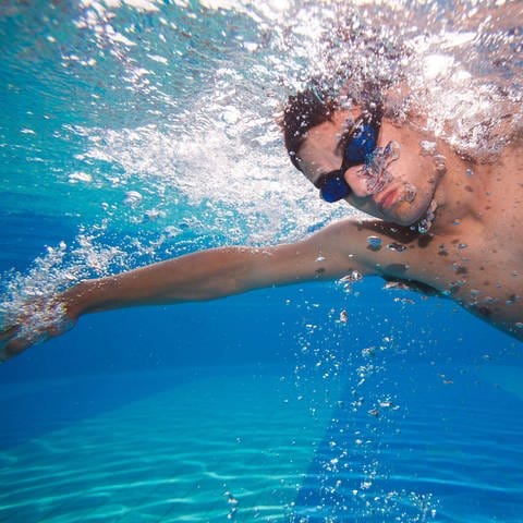 Auch beim Schwimmen kann man ins Schwitzen kommen (Foto: IMAGO, imago/Panthermedia)