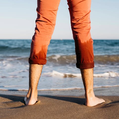  Wenn man barfuß im Sand oder am Strand läuft, sind die Fußmuskeln hoch aktiv (Foto: IMAGO, imago images/Westend61)