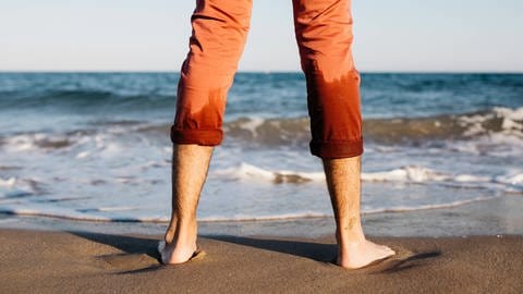 Wenn man barfuß im Sand oder am Strand läuft, sind die Fußmuskeln hoch aktiv (Foto: IMAGO, imago images/Westend61)