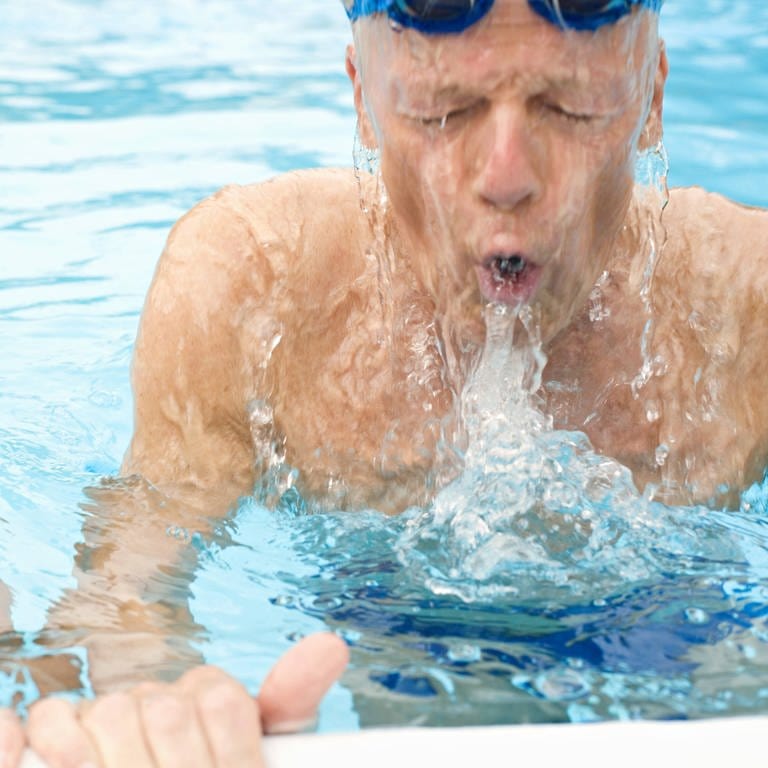 Älteres Paar im Schwimmbad