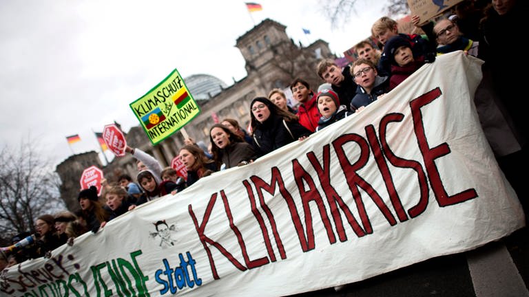 "Scheuer: Verkehrswende statt Klimakrise" - Fridays for Future-Demonstration am 29.11.2019 vor dem Berliner Reichstag (Foto: IMAGO, imago images / IPON)