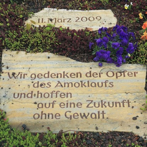 Gedenkstein zur Erinnerung an die Opfer des Amoklaufs von Winnenden 2009 (Foto: IMAGO, imago images / Werner Otto)