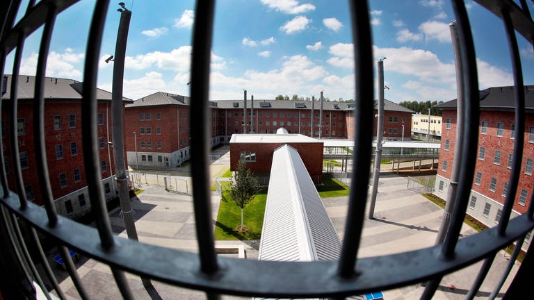 Blick aus einer Zelle in der Justizvollzugsanstalt Wuppertal-Ronsdorf (Foto: dpa Bildfunk, Oliver Berg dpa/lnw)