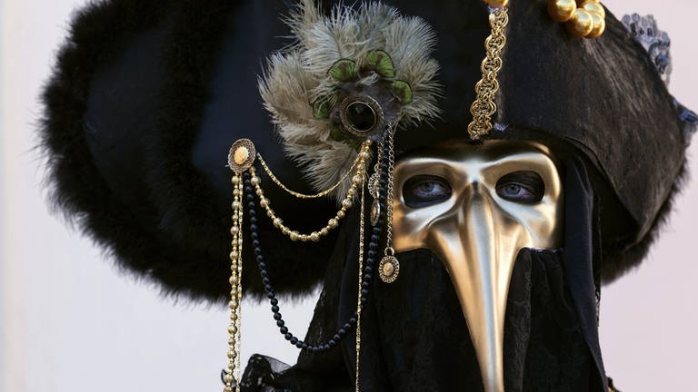 Karneval: Maskenträger mit einer Pest-Maske