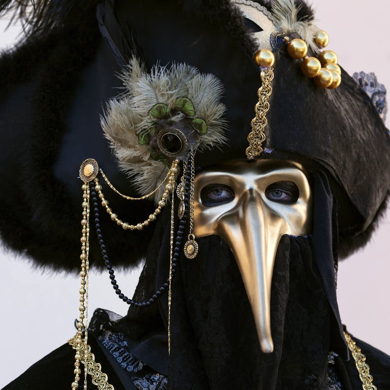 Karneval: Maskenträger mit einer Pest-Maske (Foto: IMAGO, imago/imagebroker)