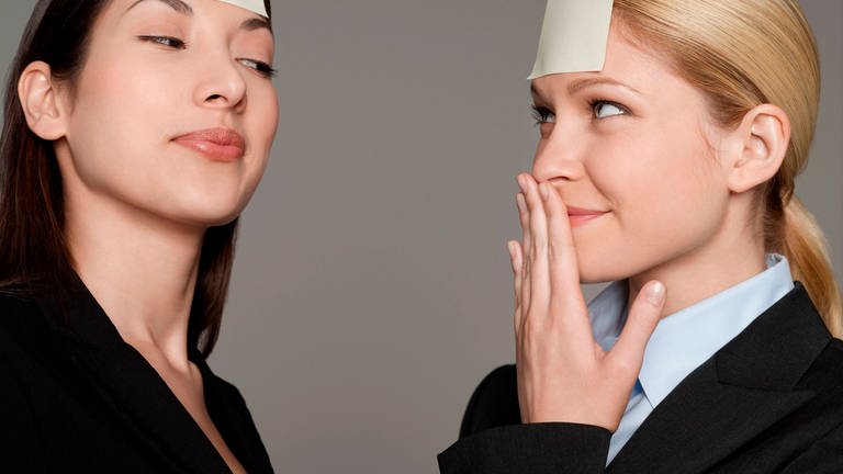 Zwei junge Frauen mit Post-its an der Stirn: Es ist ein ganz normaler Vorgang, dass die Gedächtnisleistung schon nach dem 25. Lebensjahr leicht abnimmt