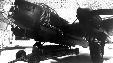 Ein Lancaster Bomber der britischen Royal Air Force (RAF) in einem Museum in Hendon. Mit diesem Bomber wurden im Zweiten Weltkrieg mehr als 125 Einsätze über Deutschland geflogen. Unter dem Flugzeug ist eine 8.000 Pfund Minenbombe "Blockbuster" zu sehen. (Foto: picture-alliance / Reportdienste, (c) dpa - Report)
